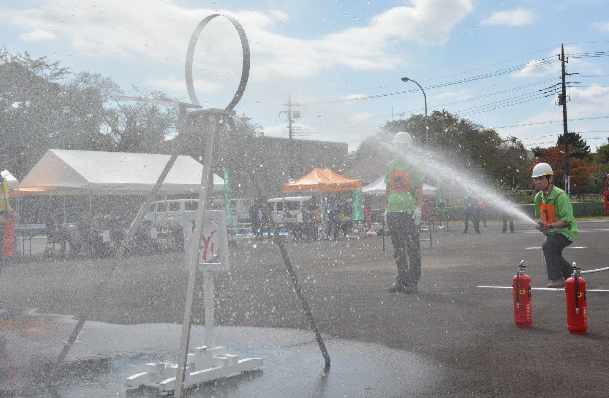 緊張感あふれる放水