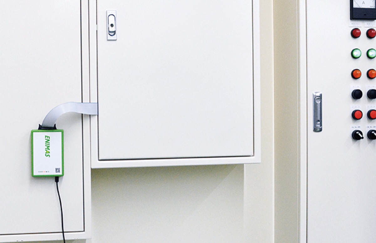 黄緑色と白の装置がエニマス