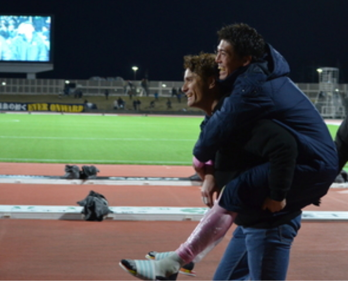 試合後、足をつって交代したＧＫ杉本大地選手を背中に担ぐシュタルフ監督