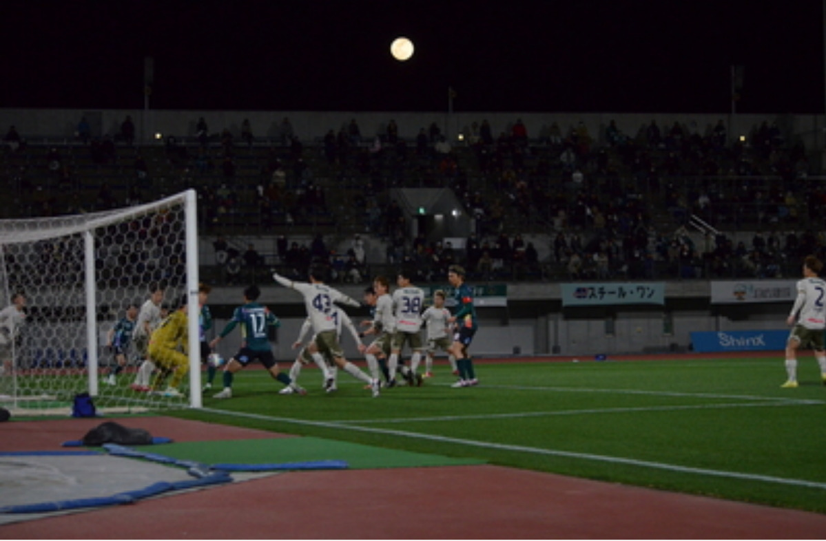 ギオンスを照らす大きな月。この日は満月の翌日だった