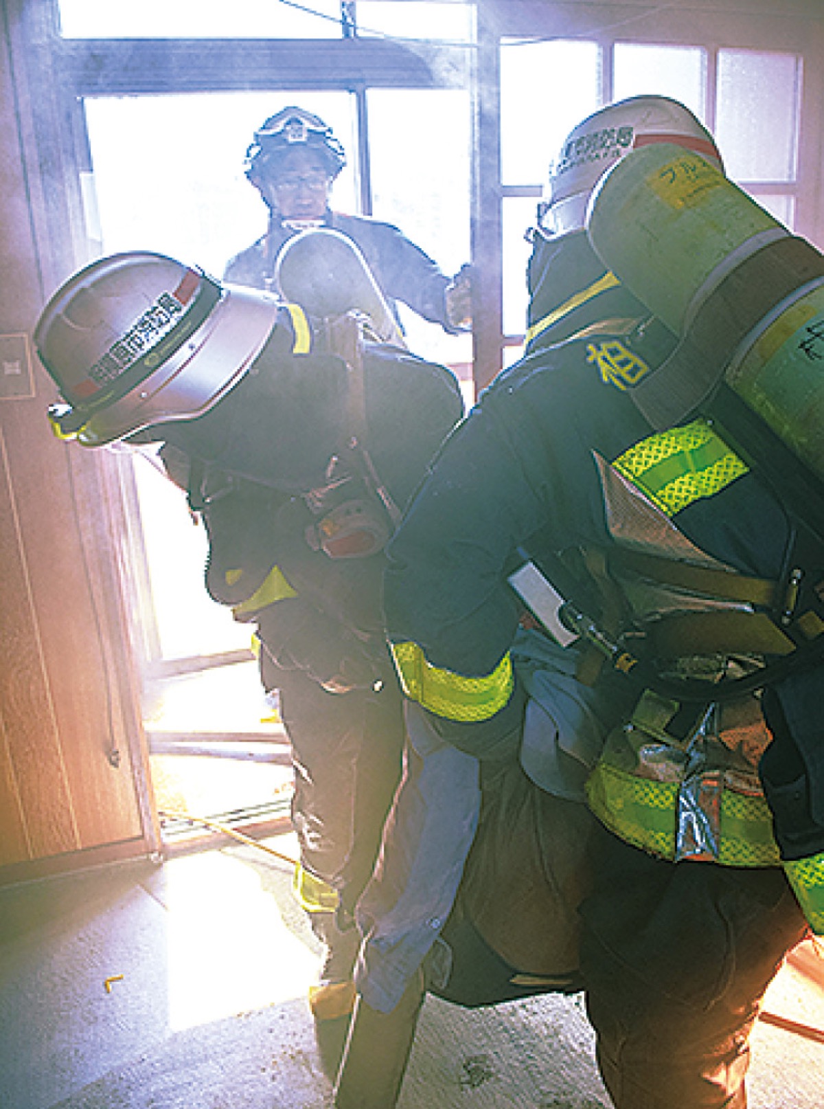 訓練にあたる消防士