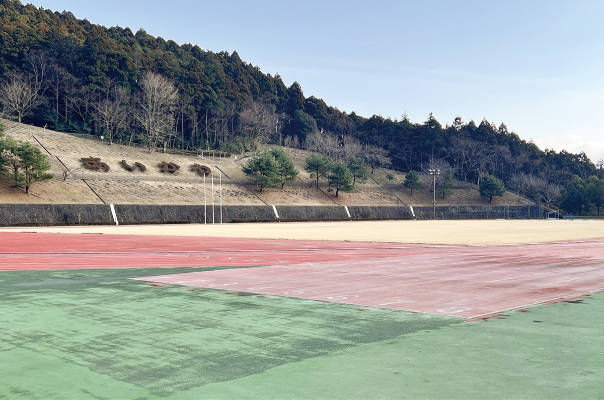 4月から改修工事が始まる三増公園陸上競技場