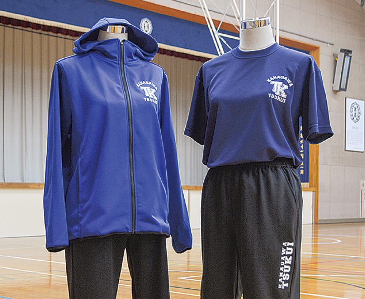 青色のパーカーが特徴