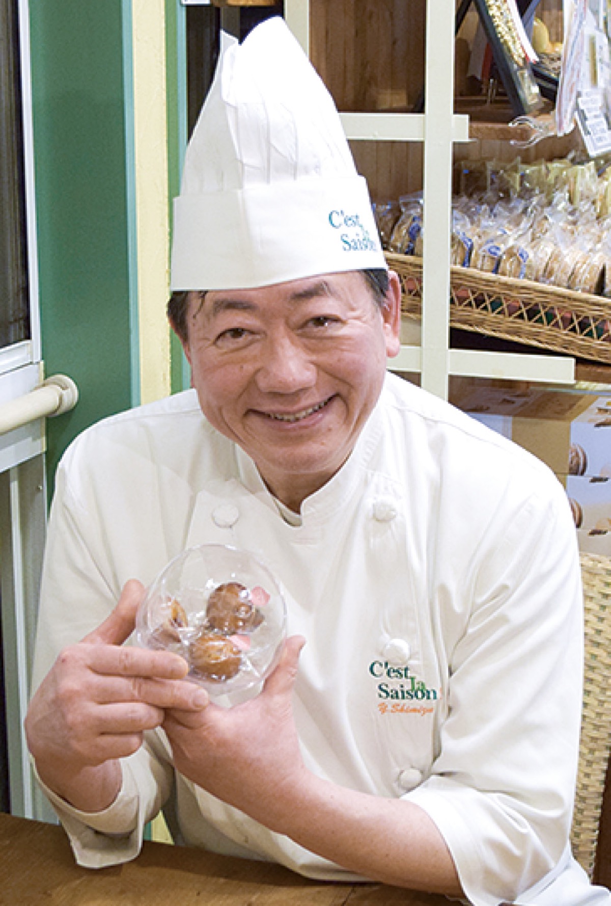 マドレーヌを持つ清水さん