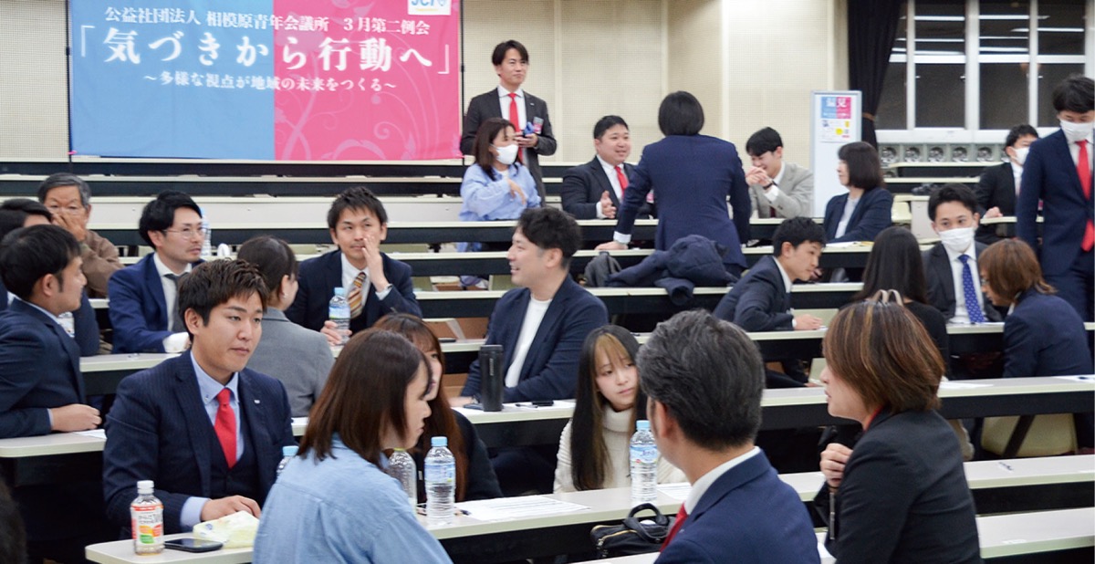 講演会でグループセッションを行う参加者たち
