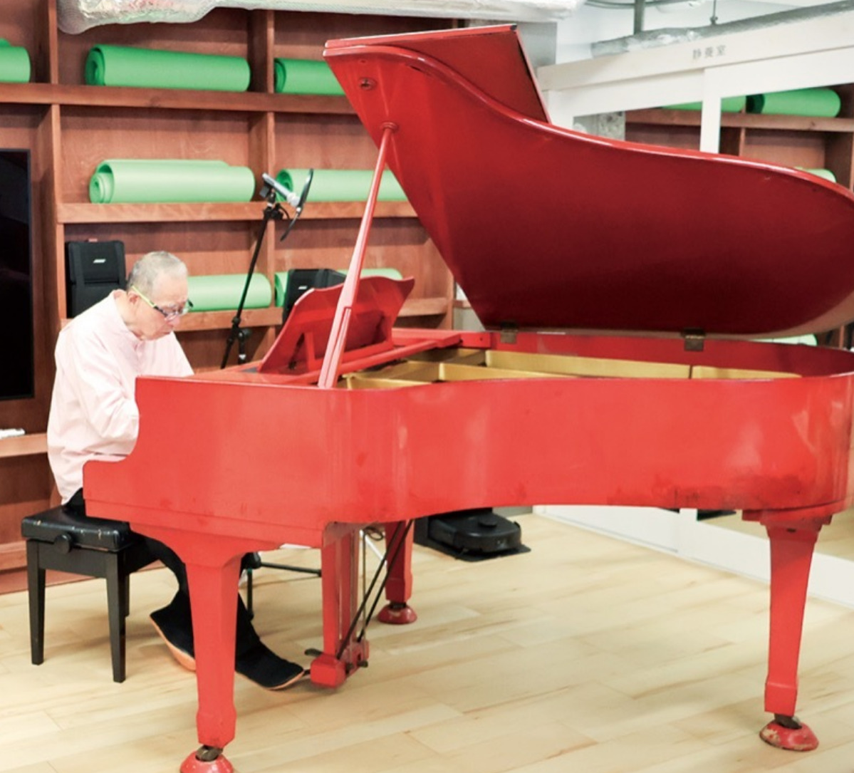 赤いピアノ（演奏しているのはミュージシャンで株式会社ファイブスターのスタッフ、竹岡茂也さん）