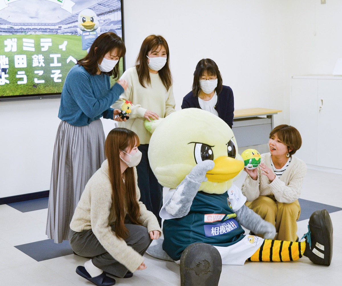 ガミティが座ってポーズをとると、社員たちが「かわいい」「すごい」と声をかけていた