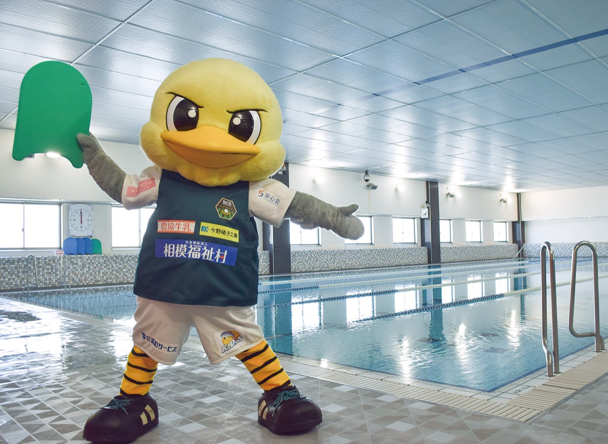 プールサイドに立つガミティ