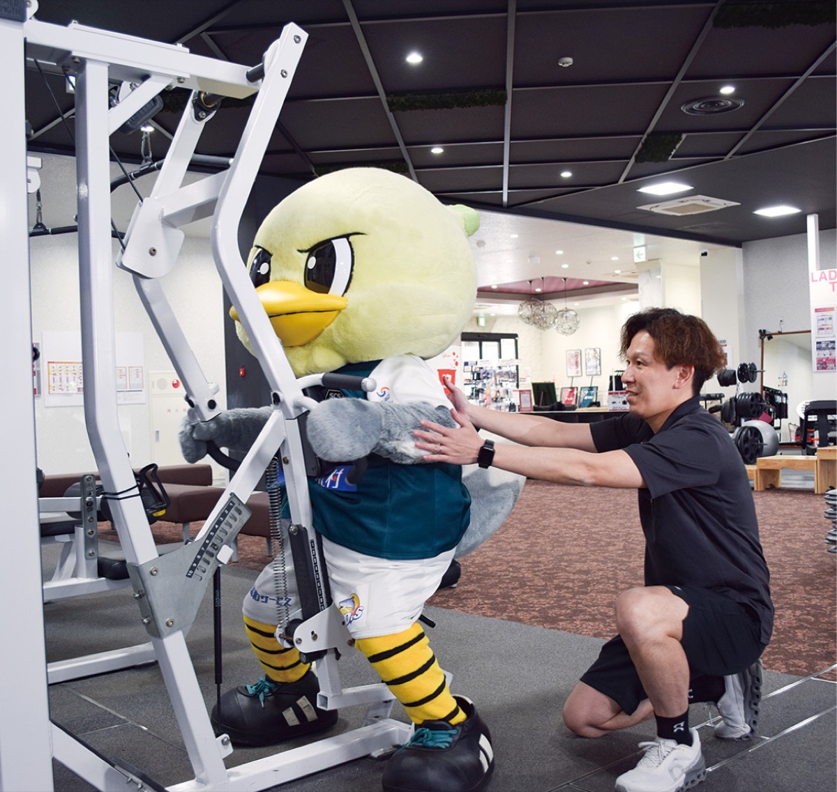 トレーニングのアドバイスをする池上支配人