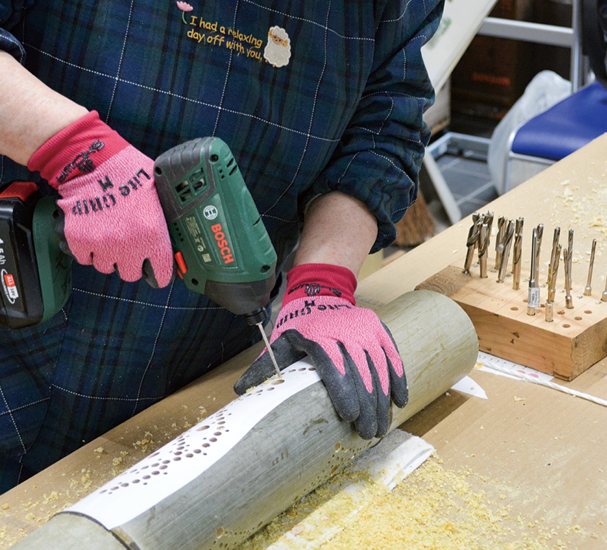 型紙に沿ってドリルで穴を開けていく