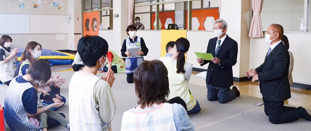 子どもたちから手作りの感謝状を受け取る山本さん（右から２番目）