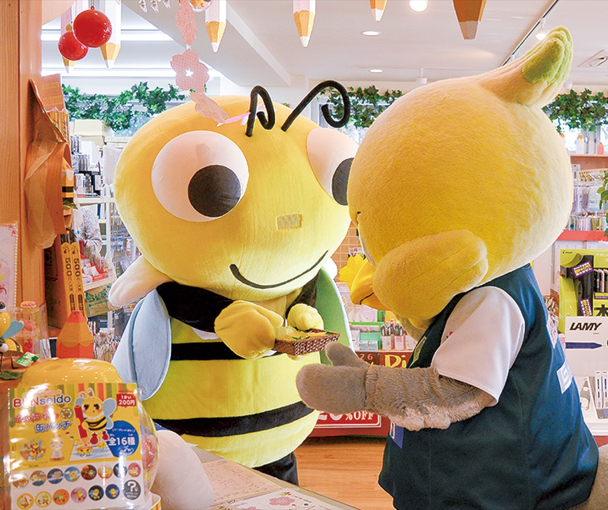 店内で行われていたイベントに挑戦するガミティ（右）