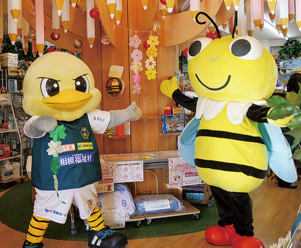 ぶんちゃんに教わりながら、折り紙を切って桜を作り店内に飾った