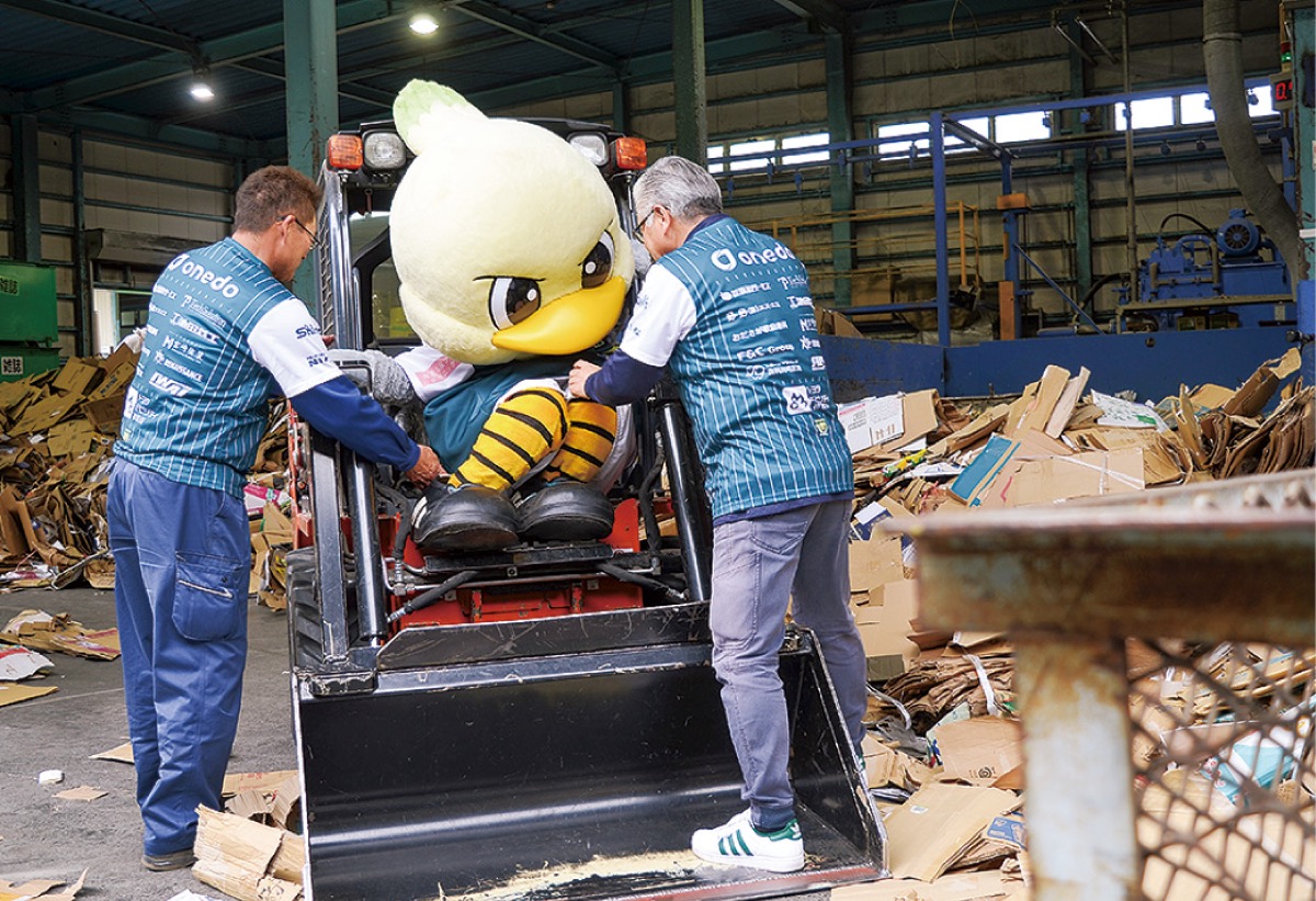 スキッドステアローダーに乗るガミティ。危なくないよう原代表らが手を貸していた