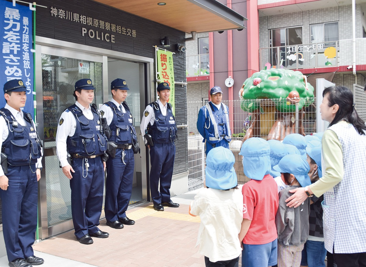 園児は警官に元気にあいさつした
