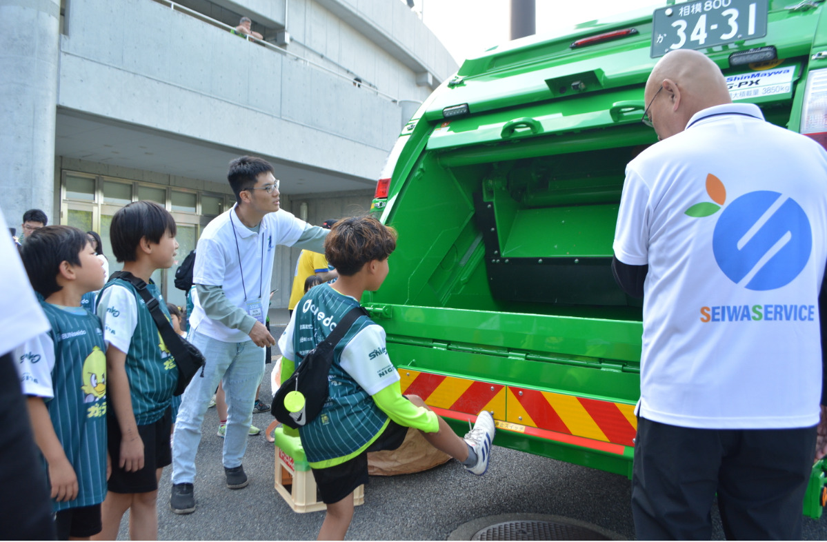 清和サービス（中央区宮下）のブースでごみの投げ入れ体験に参加する子どもたち
