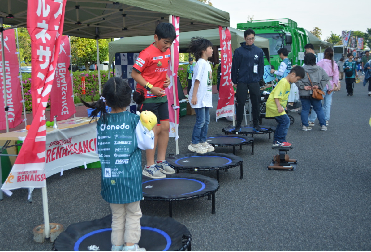 ルネサンス相模原24のブースでトランポリン体験を楽しむ子どもたち