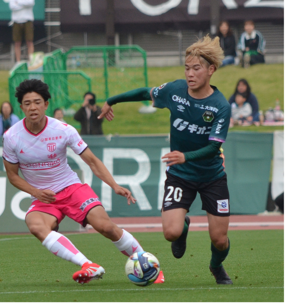 オウンゴールを誘発するプレーでヒーローとなった川畑選手（右）