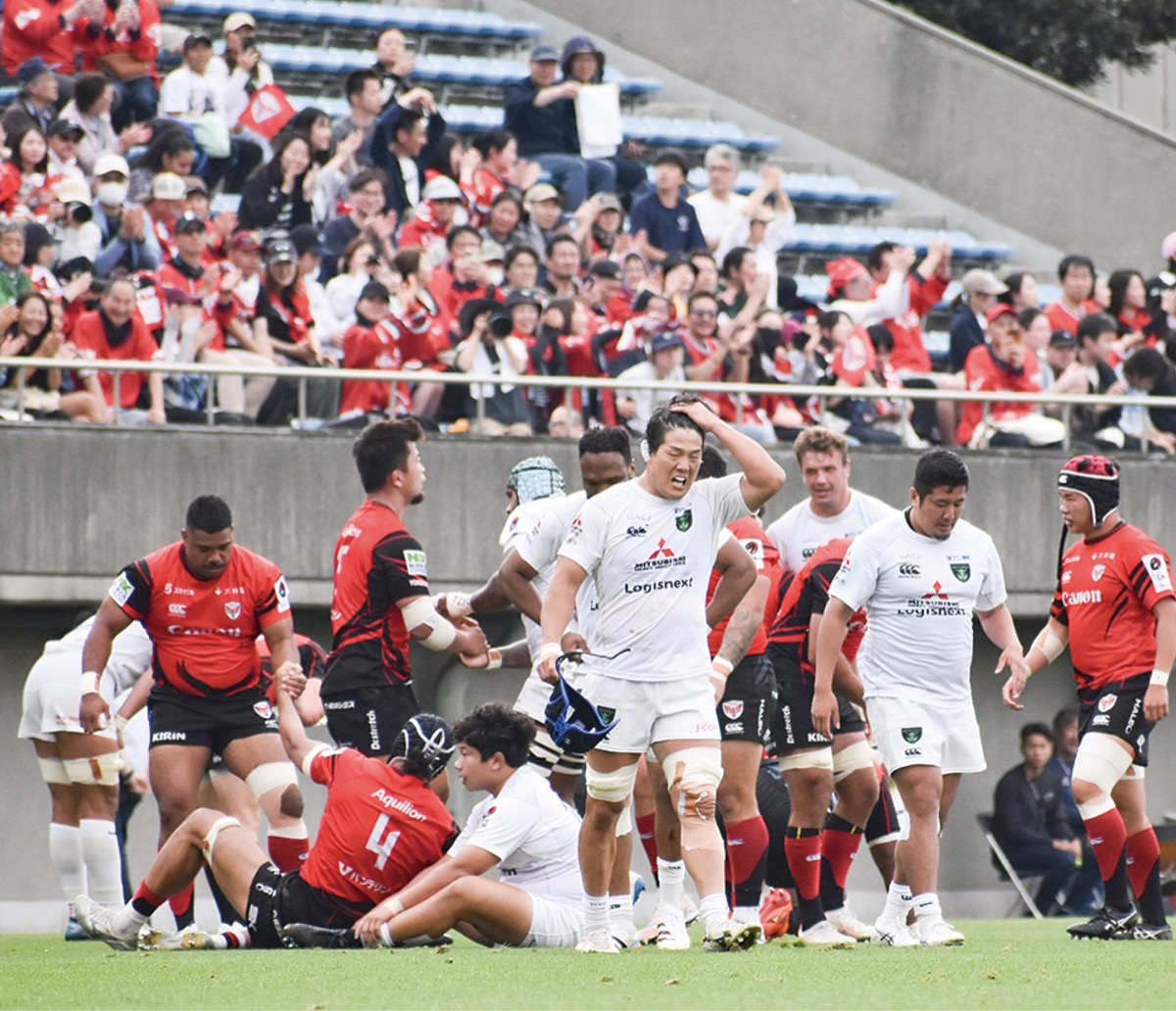 ５月３日、横浜Ｅとの試合終了時の相模原ＤＢ選手（白のユニフォーム）