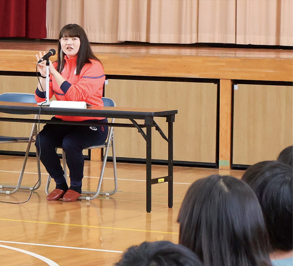 児童に逆境を乗り越える方法を語る小谷選手