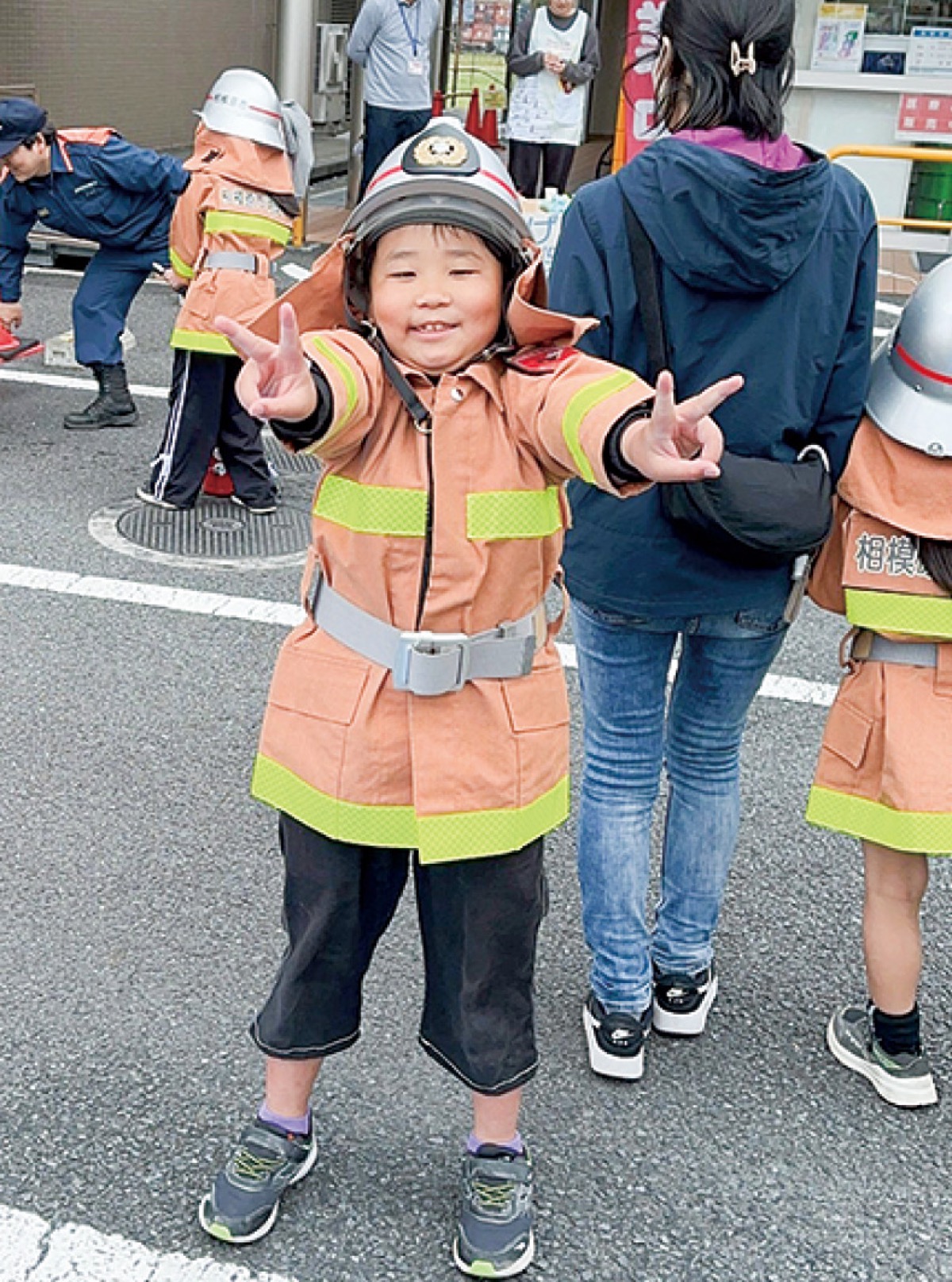 消防服を着用する子ども