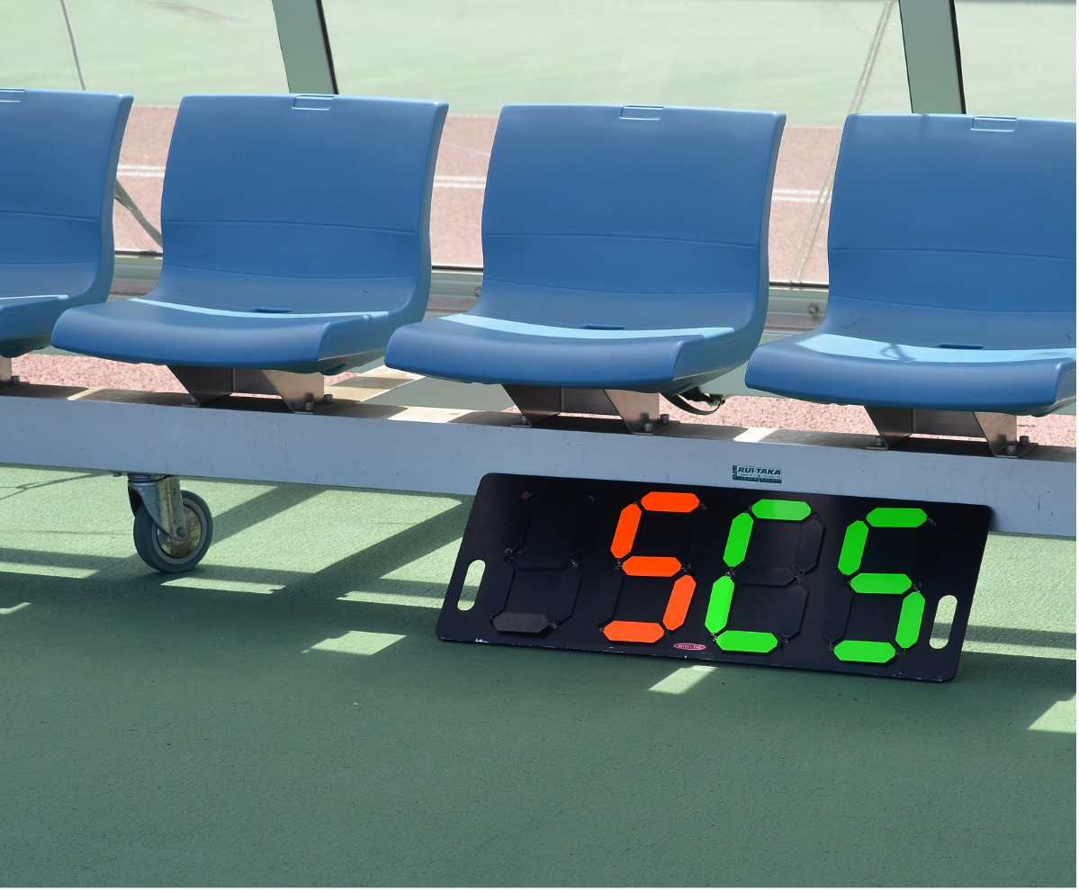 試合前のベンチに「SCS」の文字