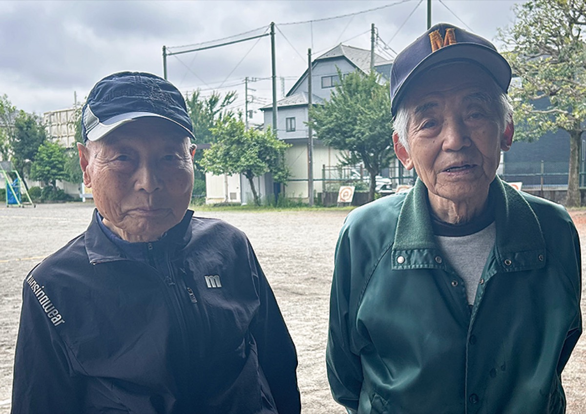 メンバーの坂本さん（左）と阿藤彦四郎さん（88）