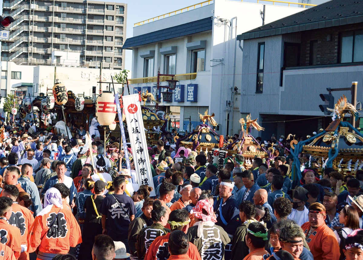 ◀式典開始時に整列する神輿と山車（写真は２０２３年。相模原市中央区役所提供）