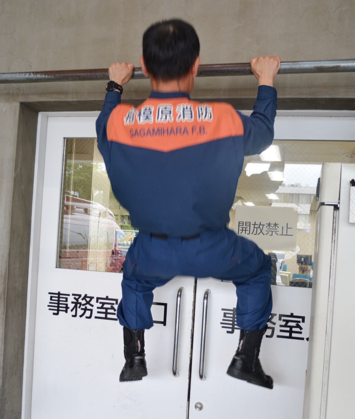 勤務時のルーティンである懸垂