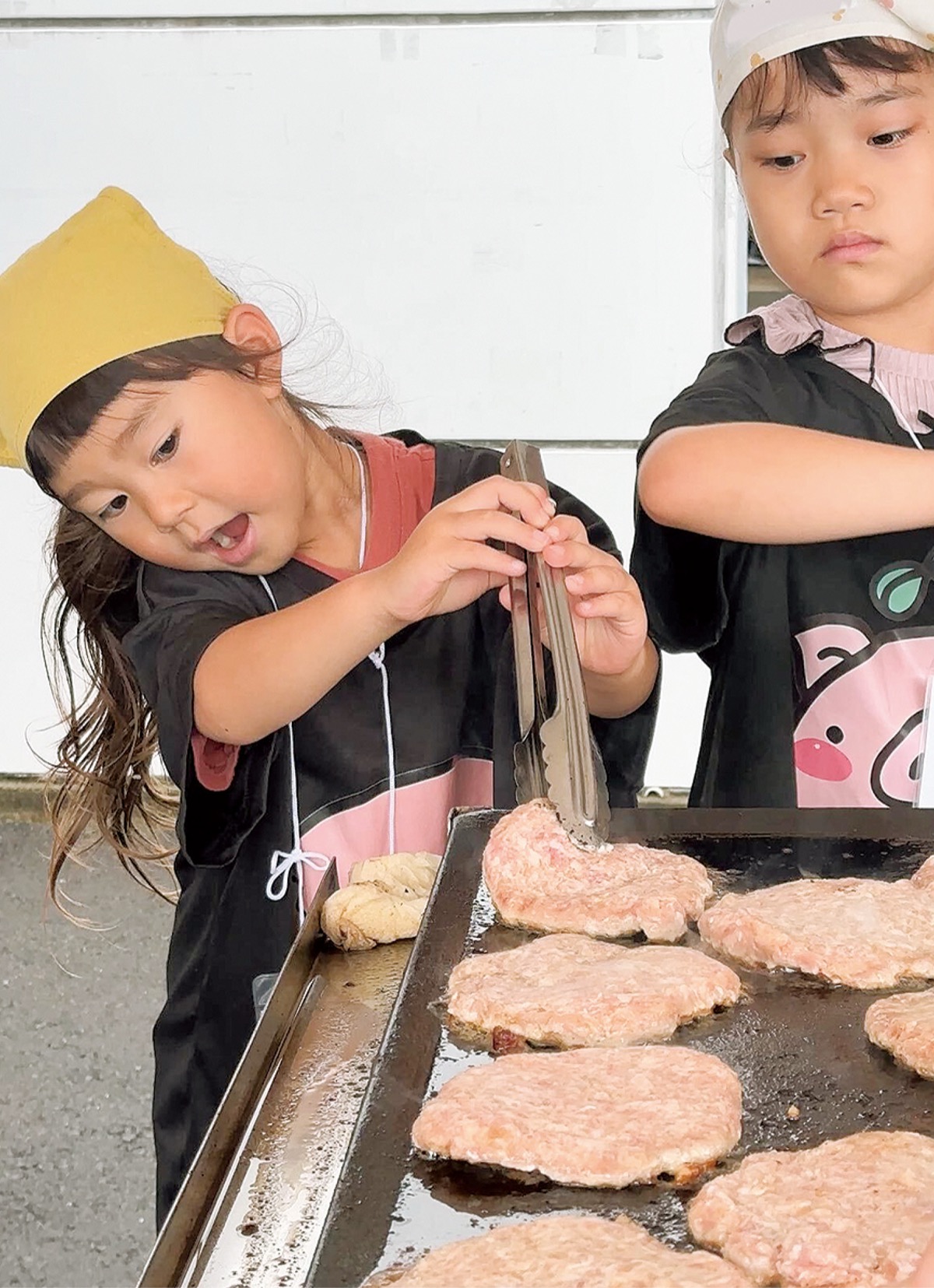 焼き加減をのぞき込む子ども(写真提供=同社)