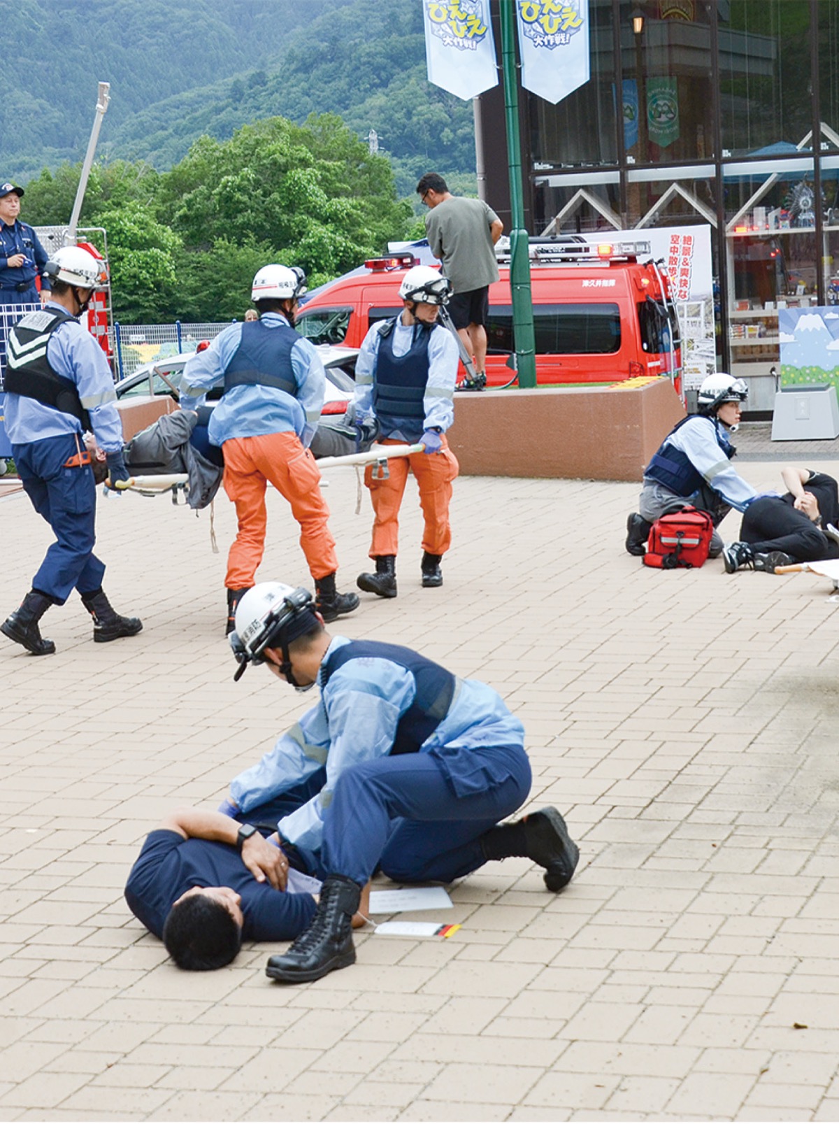 負傷者を救護する救急隊＝８日、さがみ湖MORI MORI