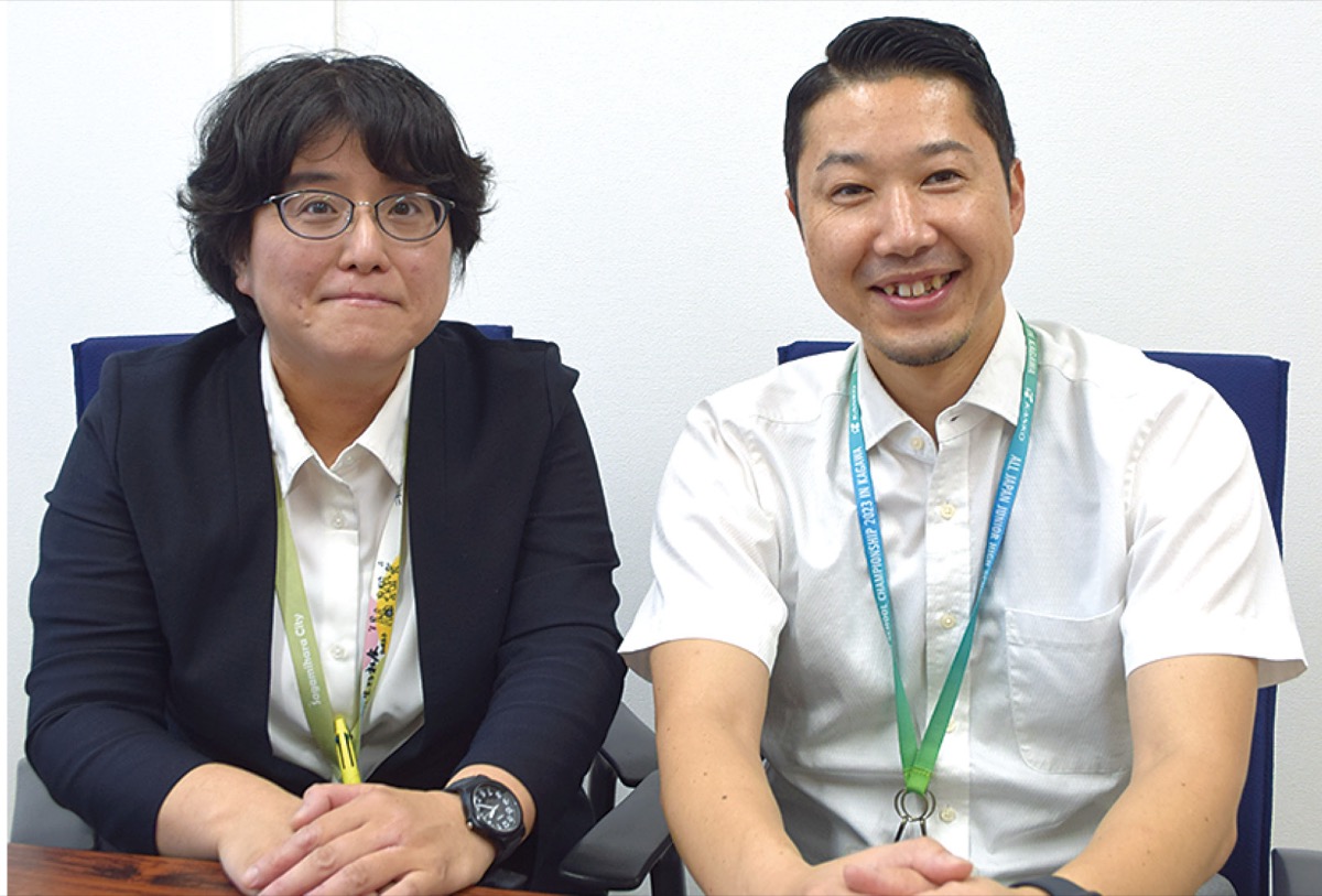 早川選手の思い出を話す遠藤教諭(右)と中澤さん