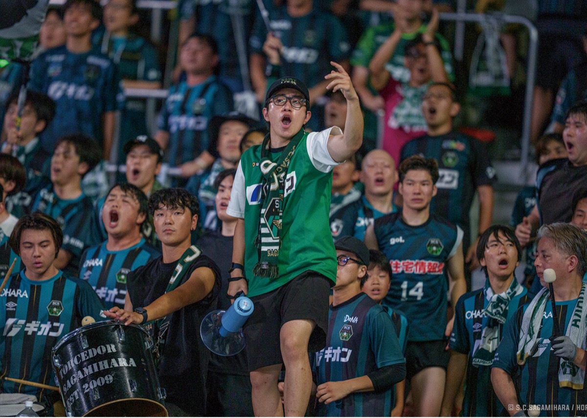 J1相手に下剋上を果たした25年7月の天皇杯川崎戦。サガミスタは、水色に染まるスタジアムの一画から声を張り上げ続けた。「この日はいい場面でいい曲のチョイスができました」