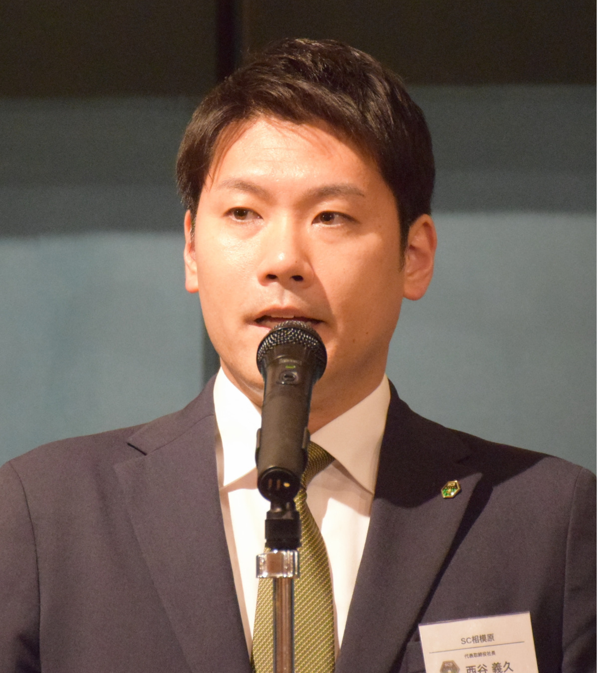 あいさつをする西谷社長