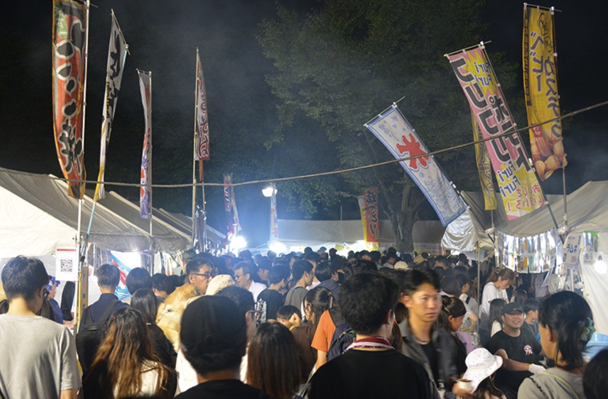 屋台グルメには多くの人が集まる(写真は昨年)