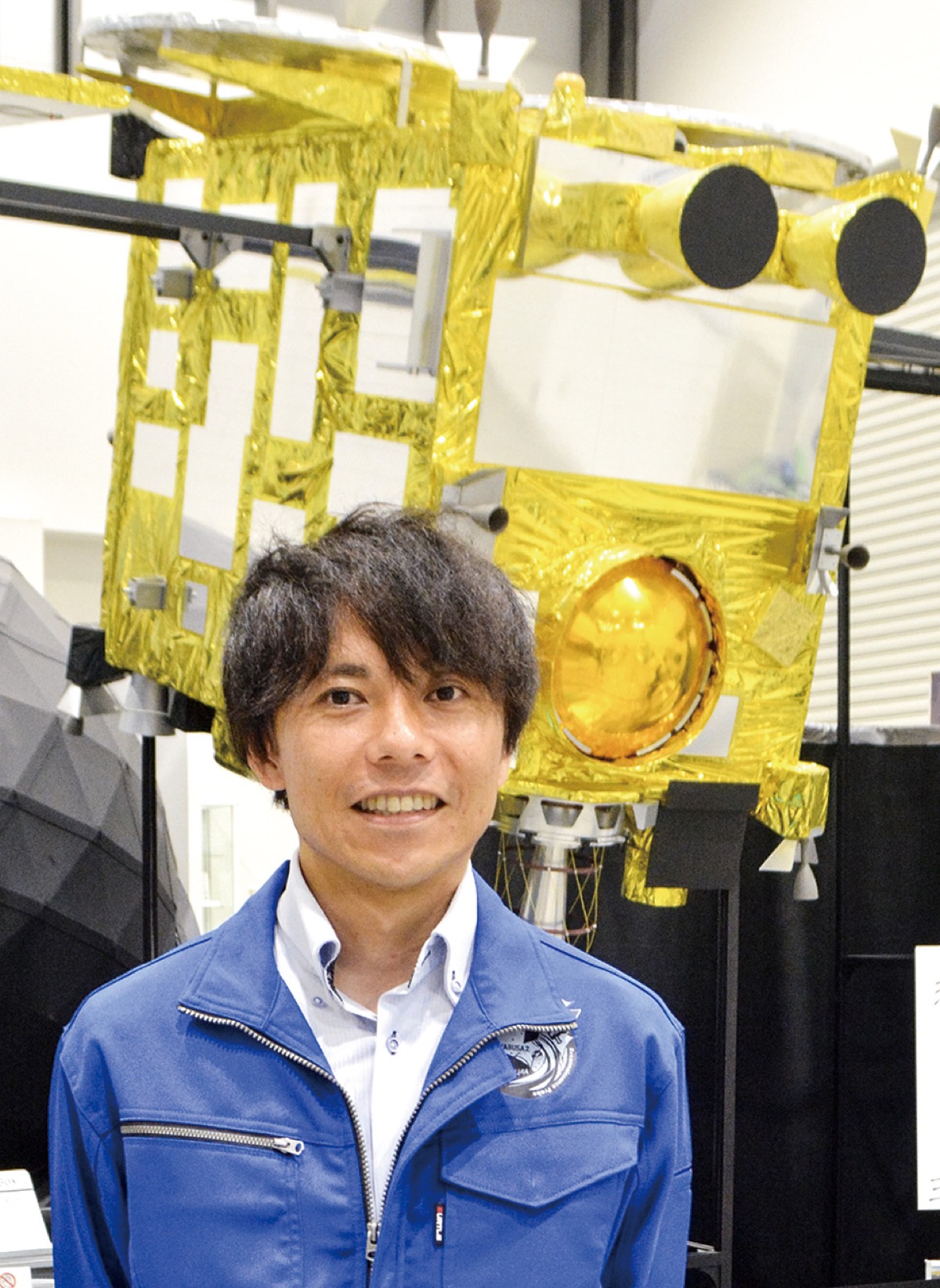 三桝さんと「はやぶさ2」の模型