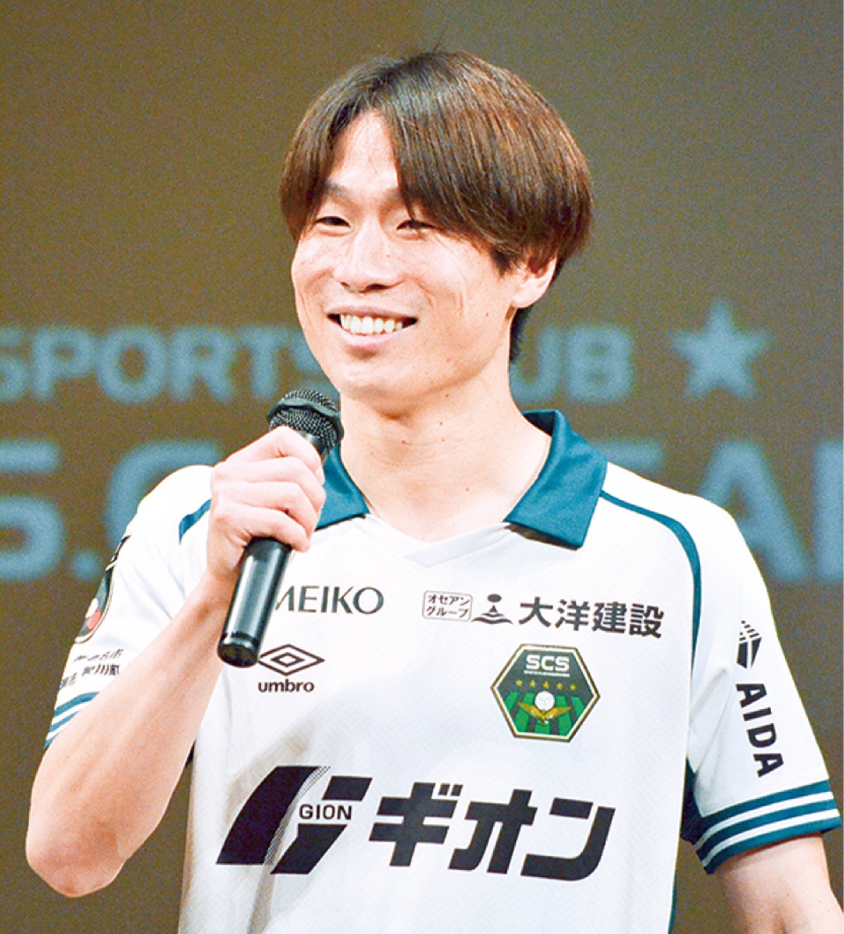 新ユニフォーム姿を披露した安藤選手