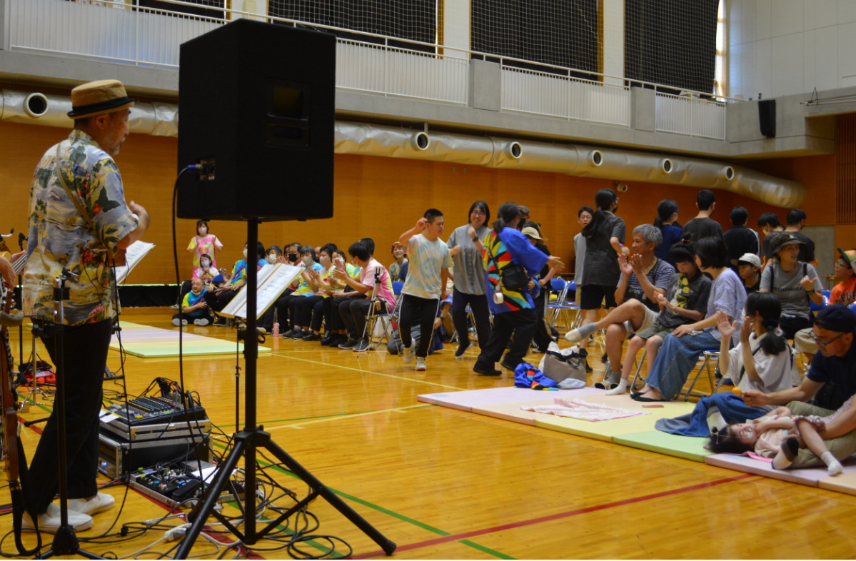 演奏に合わせて行進をする児童・生徒ら