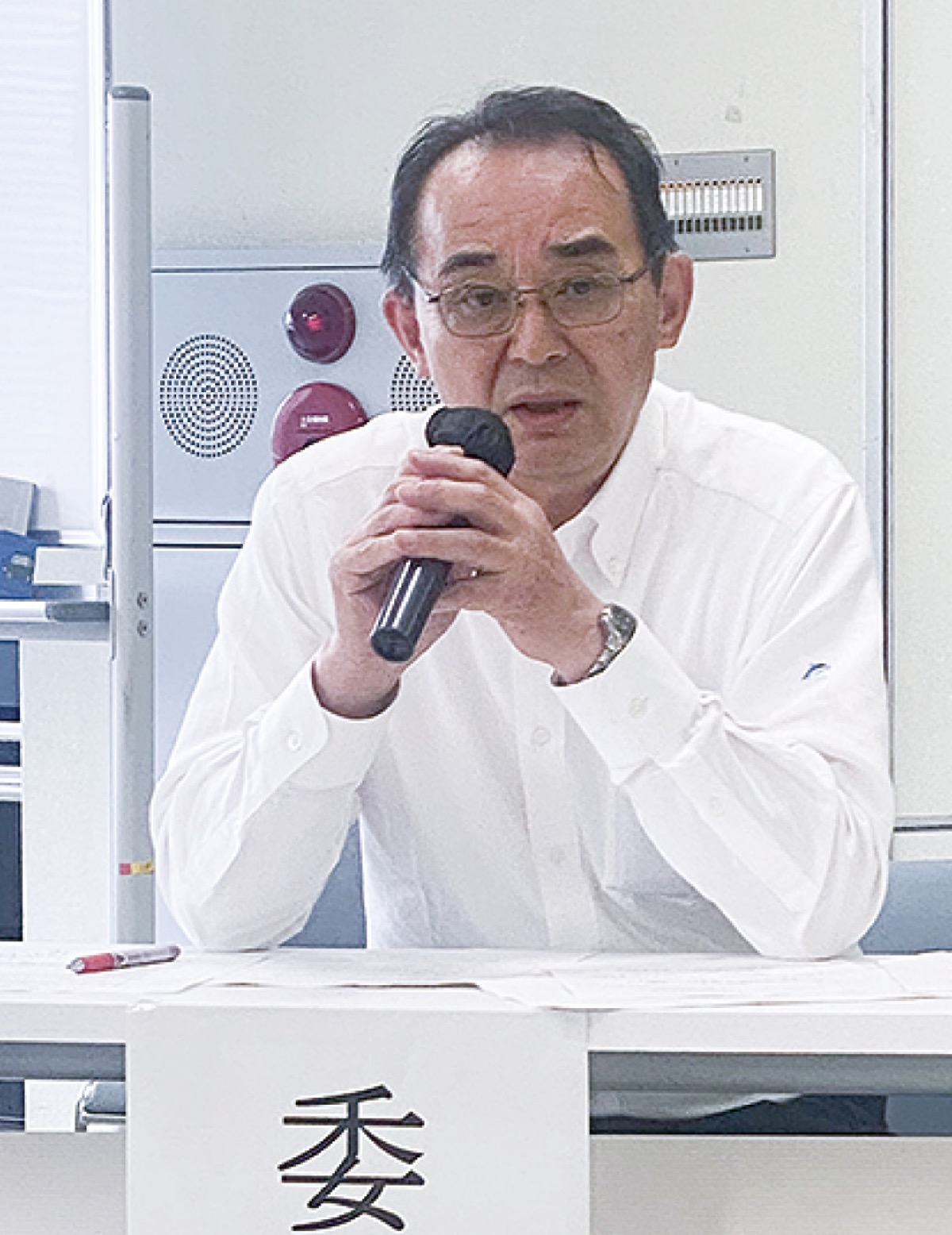 あいさつをする谷津委員長
