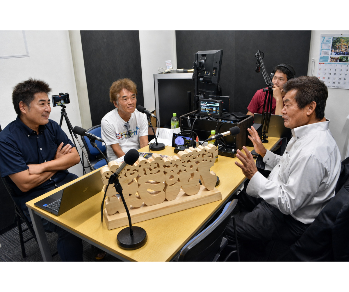 「パパラボ」の様子。左から竹田さんと篠崎さん。右端が久野さん
