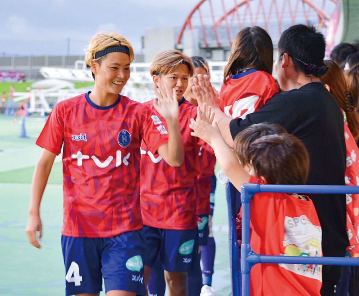 試合前にファンとハイタッチをする選手たち