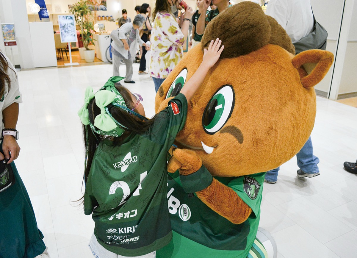 ▲ウリボアーズ(子どものファンの呼称)にたてがみをなでられるチームマスコット「ダイボ君」