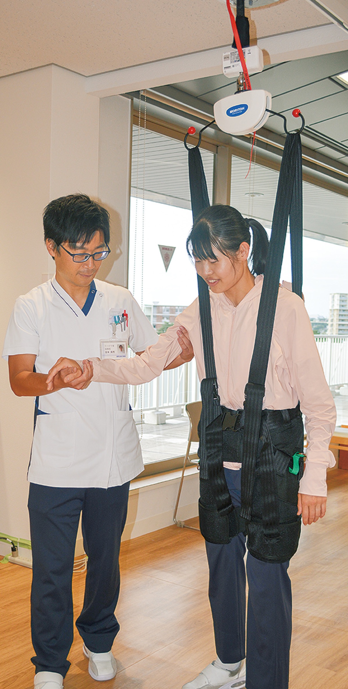 新たに導入された歩行訓練器具を使う様子