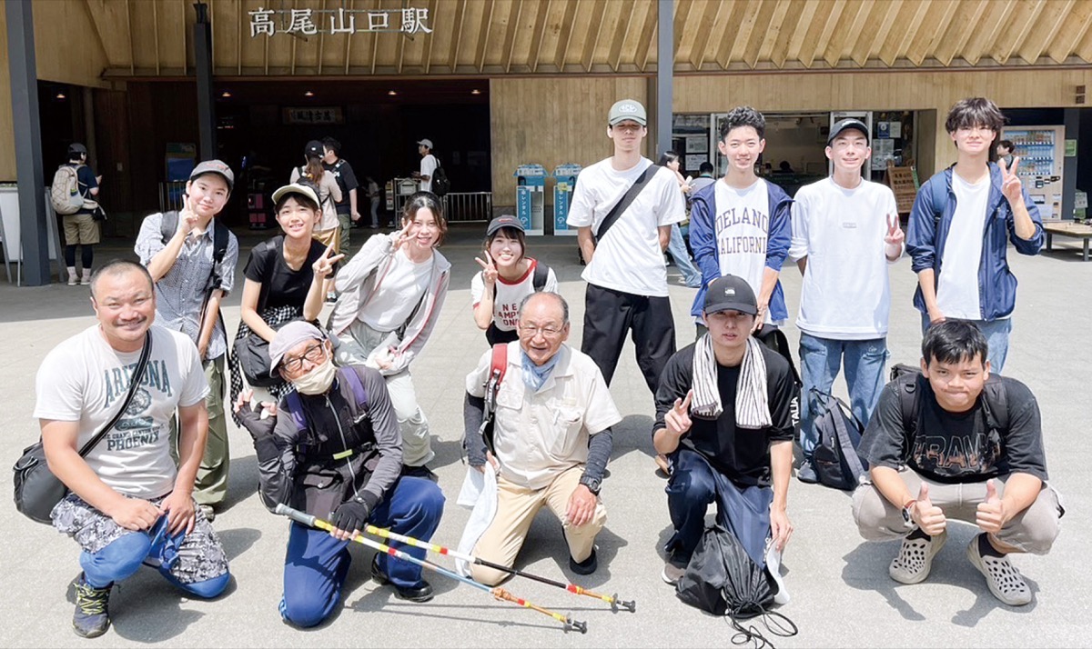 現地調査には学生も参加
