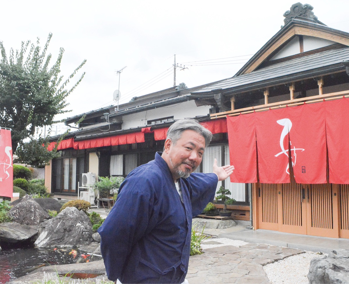 古民家を活用した店舗を案内する南代表