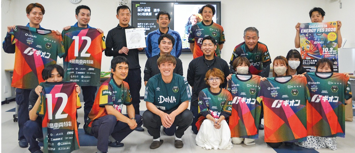 来場を呼び掛ける池田代表取締役(前列左から2番目)と神戸選手(同3番目)、同社社員