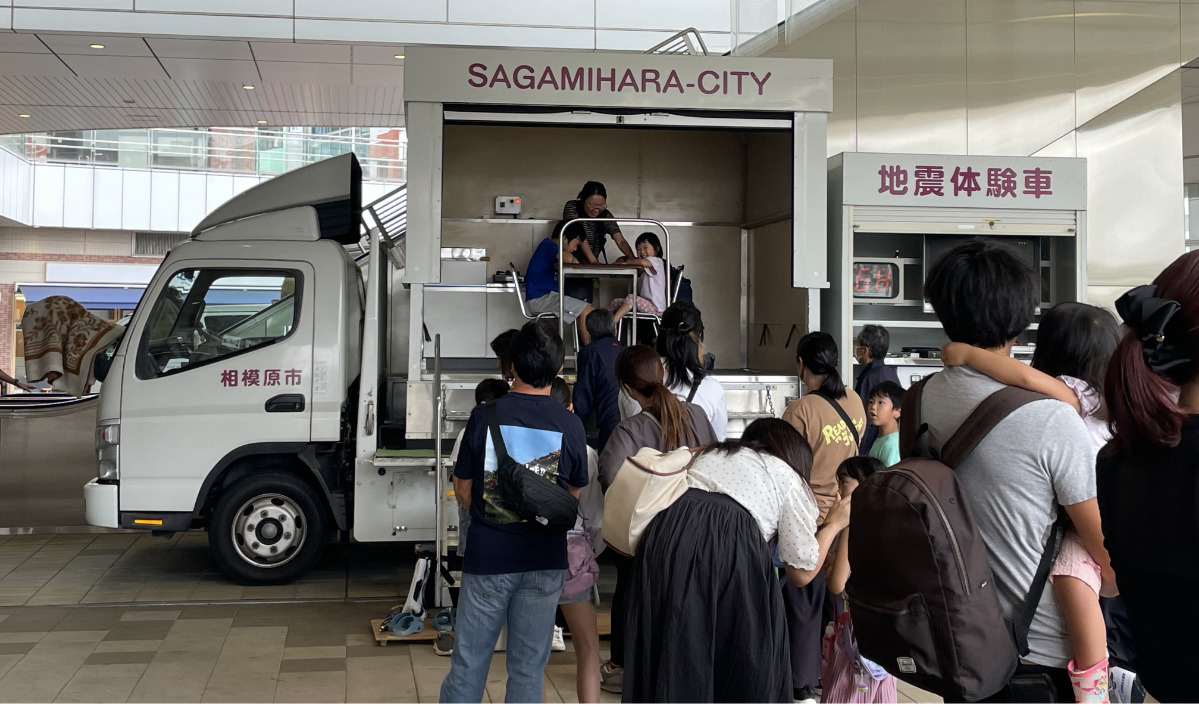 相模原市消防局の協力で起震車が登場。親子連れで行列ができていた