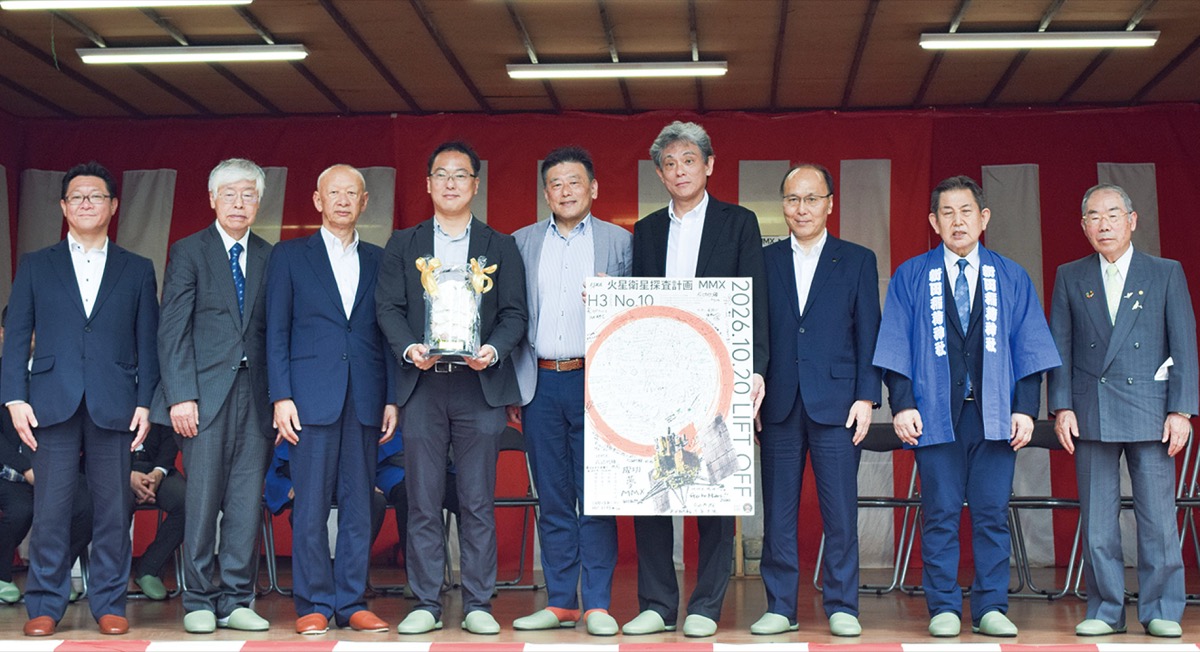 祈願祭後の式典、中央が藤本所長