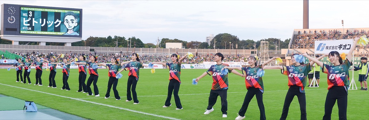 県立座間高校創作舞踊部のパフォーマンス。ビジョンに映るのは県立相模原城山高校創作部が描いた選手の似顔絵イラスト