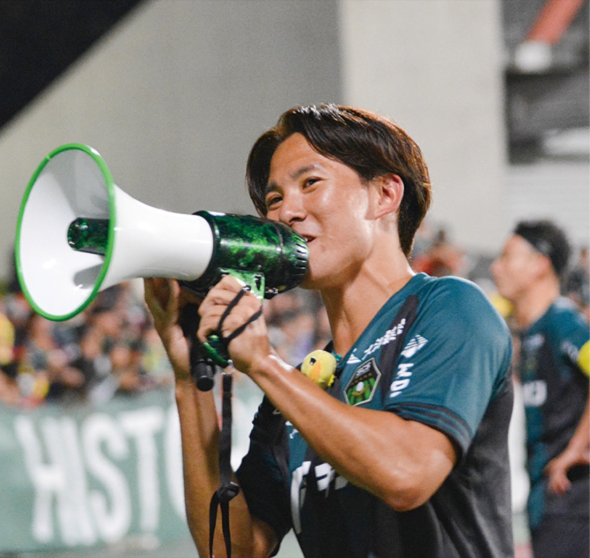 試合後、サガミスタにあいさつする半代選手
